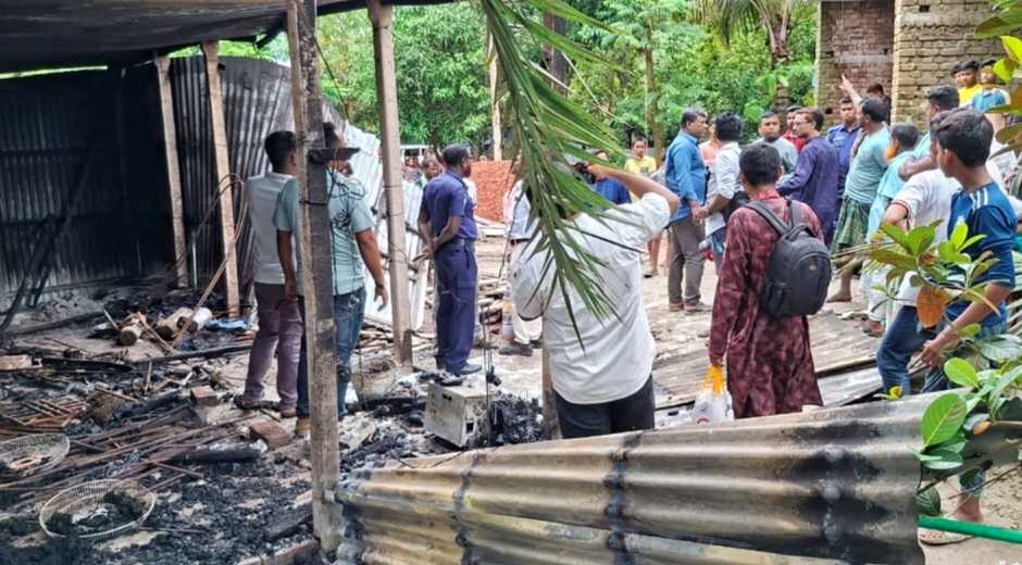 ২০ লাখ টাকা চাঁদা না দেওয়ায় ভাগনের বাড়িতে আগুন, অভিযুক্ত মামা