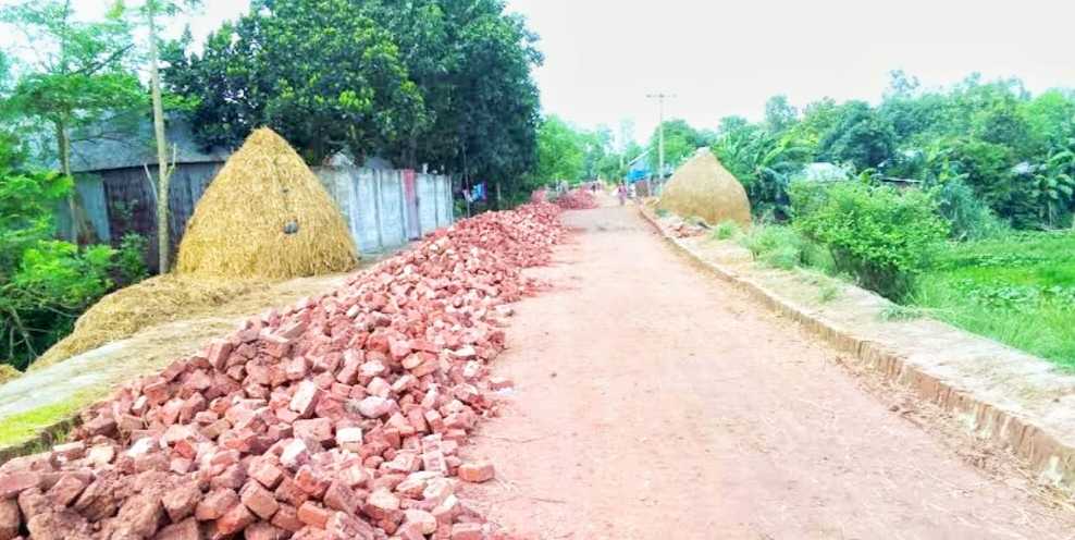 সড়কে কাজ রেখে পালালেন ঠিকাদার ভোগান্তিতে লাখো মানুষ 