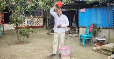 গোলাপ জলে গোসল করে রাজনীতি ছাড়লেন আওয়ামী লীগ নেতা