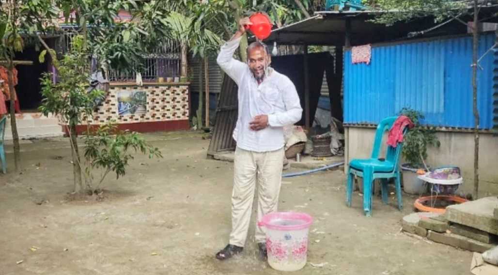 গোলাপ জলে গোসল করে রাজনীতি ছাড়লেন আওয়ামী লীগ নেতা