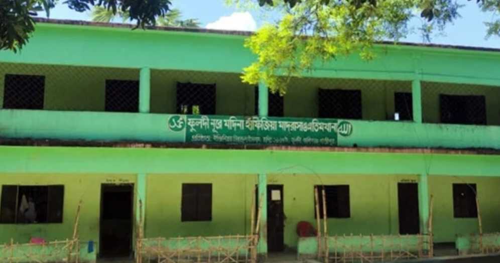 ১০ বছরের শিক্ষার্থীকে পিটিয়ে বস্তায় ভরে ছাদে ফেলে রাখলেন শিক্ষক, এলাকায় চরম ক্ষোভ