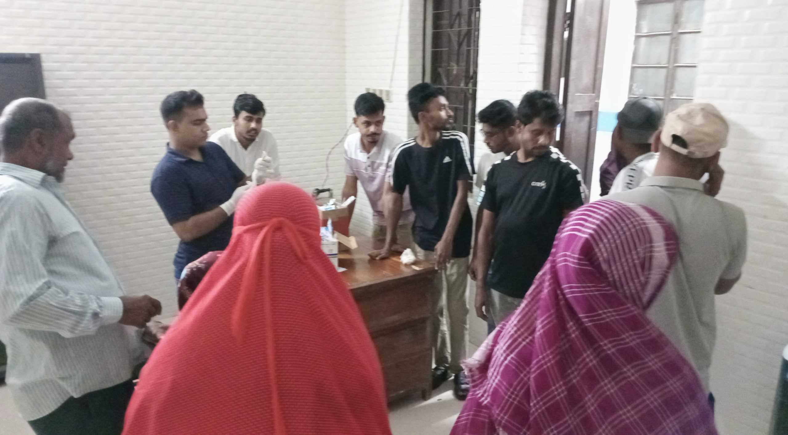 নড়াইলে পাগলা কুকুরের কামড়ে শিশুসহ ১০ জন আহত