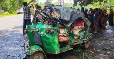 সড়ক দুর্ঘটনায় একই পরিবারের তিনজনসহ নিহত ৪