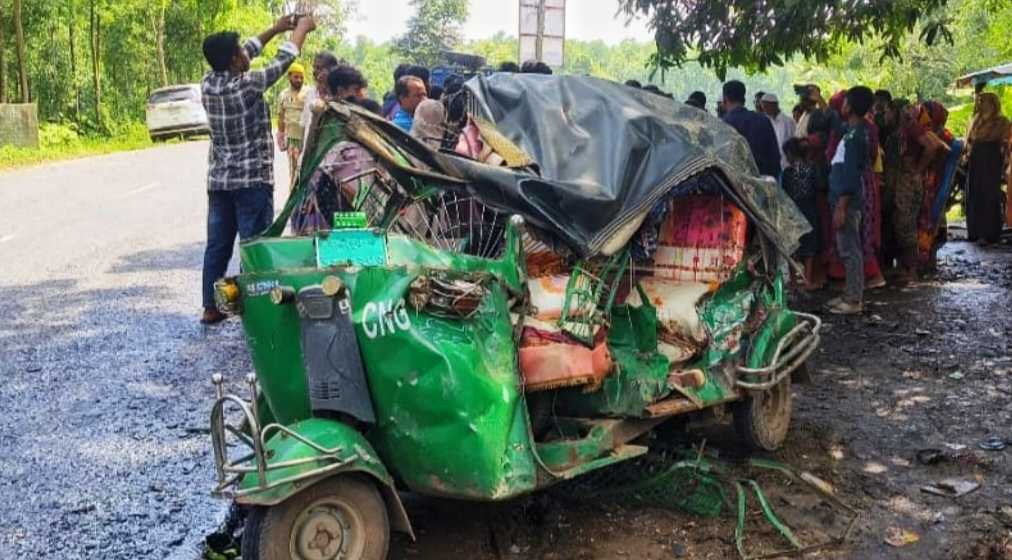 সড়ক দুর্ঘটনায় একই পরিবারের তিনজনসহ নিহত ৪