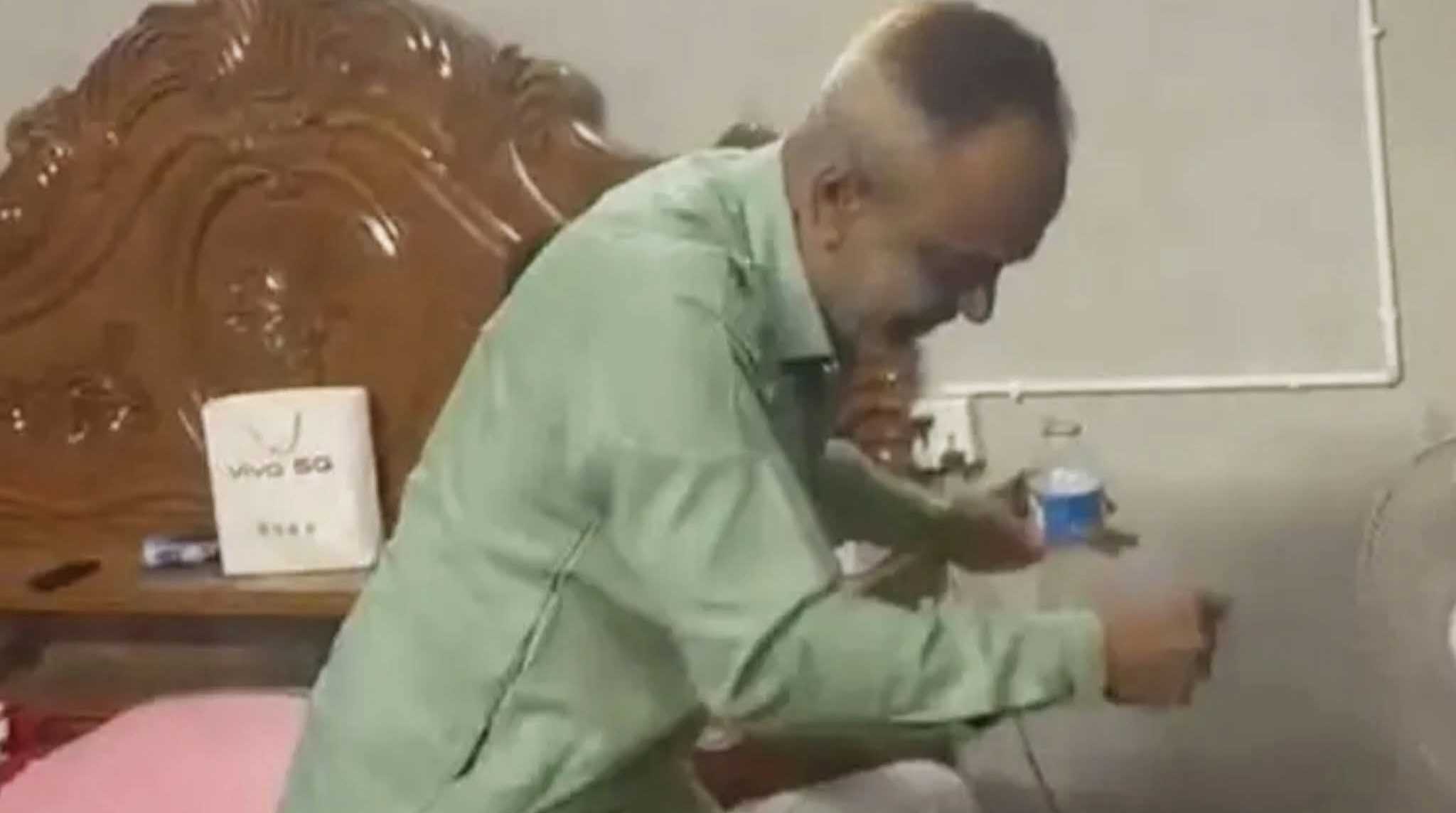 জামিনে মুক্তি পেয়ে মদপানে মাতোয়ারা, ভাইরাল আওয়ামী লীগ নেতার নৃত্য