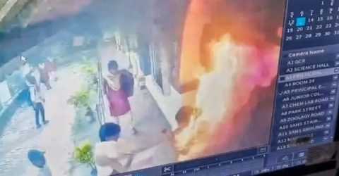 শিক্ষকের অনৈতিক প্রস্তাবের বিচার না পেয়ে গায়ে আগুন দিলেন ছাত্রী, 