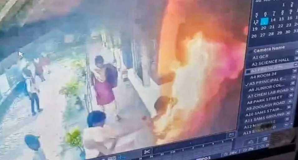 শিক্ষকের অনৈতিক প্রস্তাবের বিচার না পেয়ে গায়ে আগুন দিলেন ছাত্রী, 
