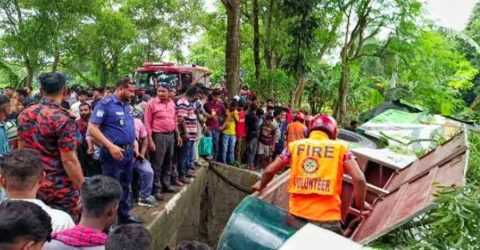 মাগুরায় বাস ও ভ্যানের সংঘর্ষে নিহত ১, আহত ১৫