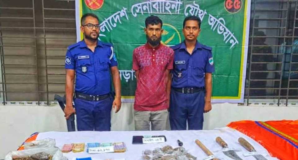 নড়াইলে সেনা-পুলিশের যৌথ অভিযানে মাদক ও অস্ত্রসহ আটক ১