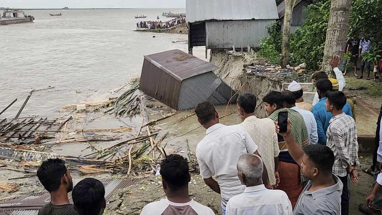 পদ্মা সেতু প্রকল্প রক্ষা বাঁধে ভয়াবহ ভাঙন, আতঙ্কে ৬০০ পরিবার