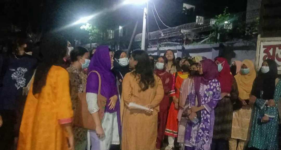 সোহাগ হত্যা: ইডেনে বিক্ষোভ, ছাত্রদলকে হল ছাড়ার আলটিমেটাম