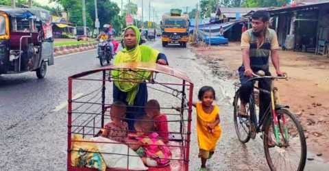 লোহার খাঁচায় জীবন: সন্তানদের জন্য সংগ্রামী এক মায়ের করুণ বাস্তবতা