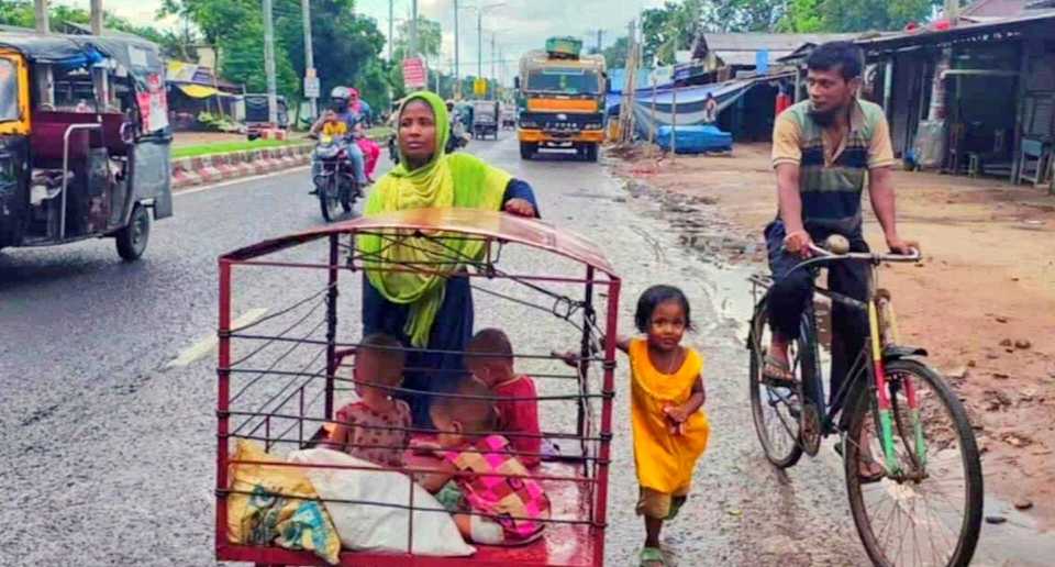 লোহার খাঁচায় জীবন: সন্তানদের জন্য সংগ্রামী এক মায়ের করুণ বাস্তবতা