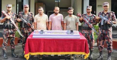 যশোরে ১ কোটি ৯২ লাখ টাকার স্বর্ণসহ তিন চোরাকারবারি আটক