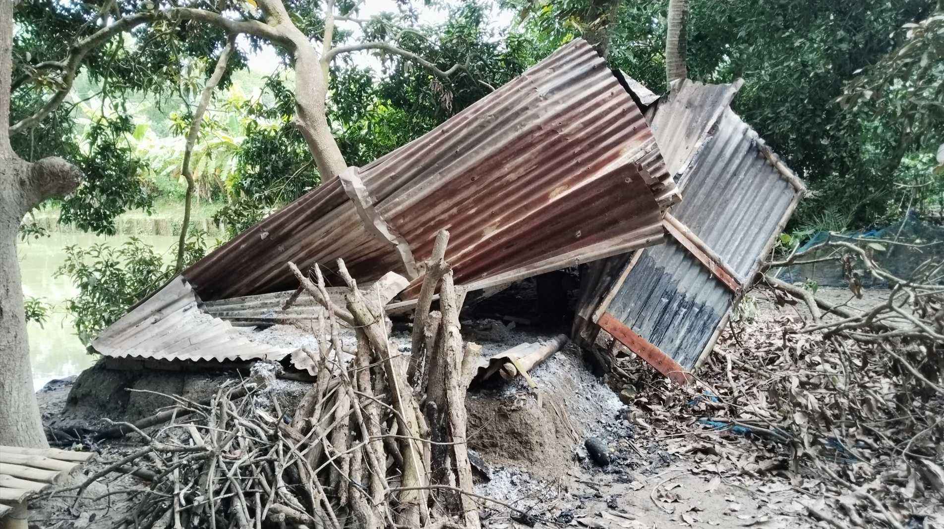 লোহাগড়ায় দুই গ্রুপের বিরোধ: রান্নাঘরে অগ্নিকাণ্ড ও ধান লুটের অভিযোগ, তদন্তে পুলিশ