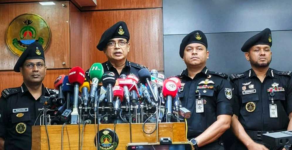 ছেলের পরকীয়া ঠেকাতে বিমানে বোমার হুমকি দিলেন মা!