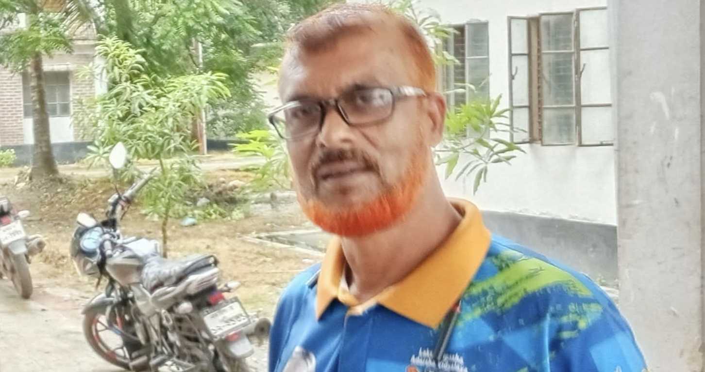 অস্ত্র নামিয়ে তুলেছেন কলম: লোহাগড়ার মনি খাঁন এখন সত্যের সৈনিক
