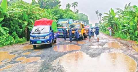 খানাখন্দে ভরা সড়কে বাড়ছে মৃত্যুঝুঁকি, চার লেনের দাবি জোরালো