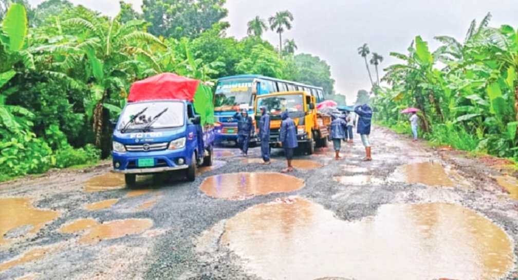 খানাখন্দে ভরা সড়কে বাড়ছে মৃত্যুঝুঁকি, চার লেনের দাবি জোরালো