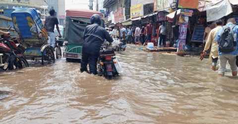 বিরামহীন বৃষ্টি, খুলনার জনজীবনে চরম দুর্ভোগ