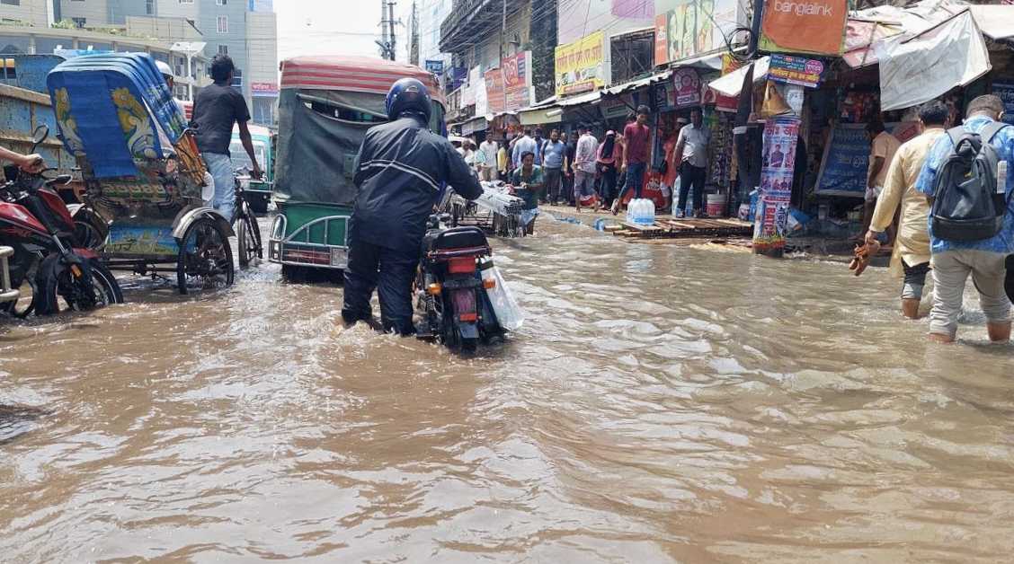 বিরামহীন বৃষ্টি, খুলনার জনজীবনে চরম দুর্ভোগ