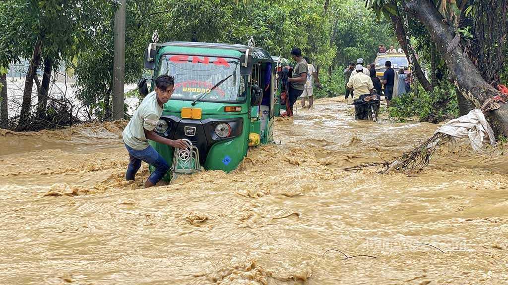 ফেনীতে তিন নদীর বাঁধ ভেঙে ভয়াবহ প্লাবন, পানিবন্দি হাজারো পরিবার