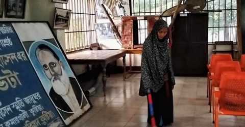 মানবেতর জীবন কাটাচ্ছেন সুফিয়া ১৫ বছর ধরে ঝাড়ুদার, এখনও বেতন মাত্র ১৫০০ টাকা!