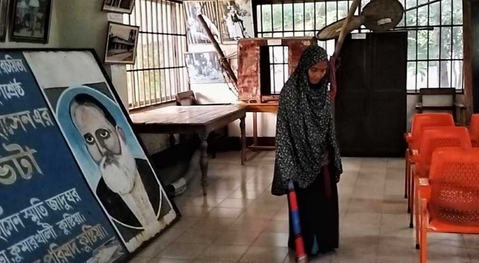 মানবেতর জীবন কাটাচ্ছেন সুফিয়া ১৫ বছর ধরে ঝাড়ুদার, এখনও বেতন মাত্র ১৫০০ টাকা!
