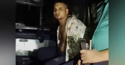 খুলনা আলিয়া ছাত্রলীগের সভাপতিকে মারধর করে পুলিশে সোপর্দ