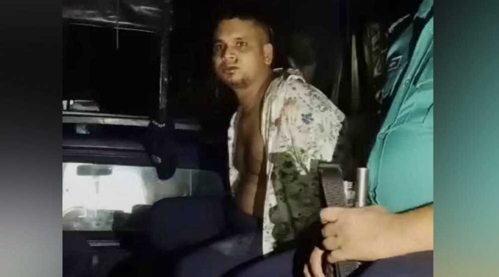 খুলনা আলিয়া ছাত্রলীগের সভাপতিকে মারধর করে পুলিশে সোপর্দ