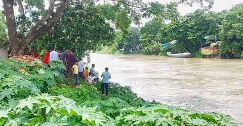 আড়িয়াল খাঁ নদে বস্তাবন্দি অবস্থায় অজ্ঞাত যুবকের লাশ উদ্ধার