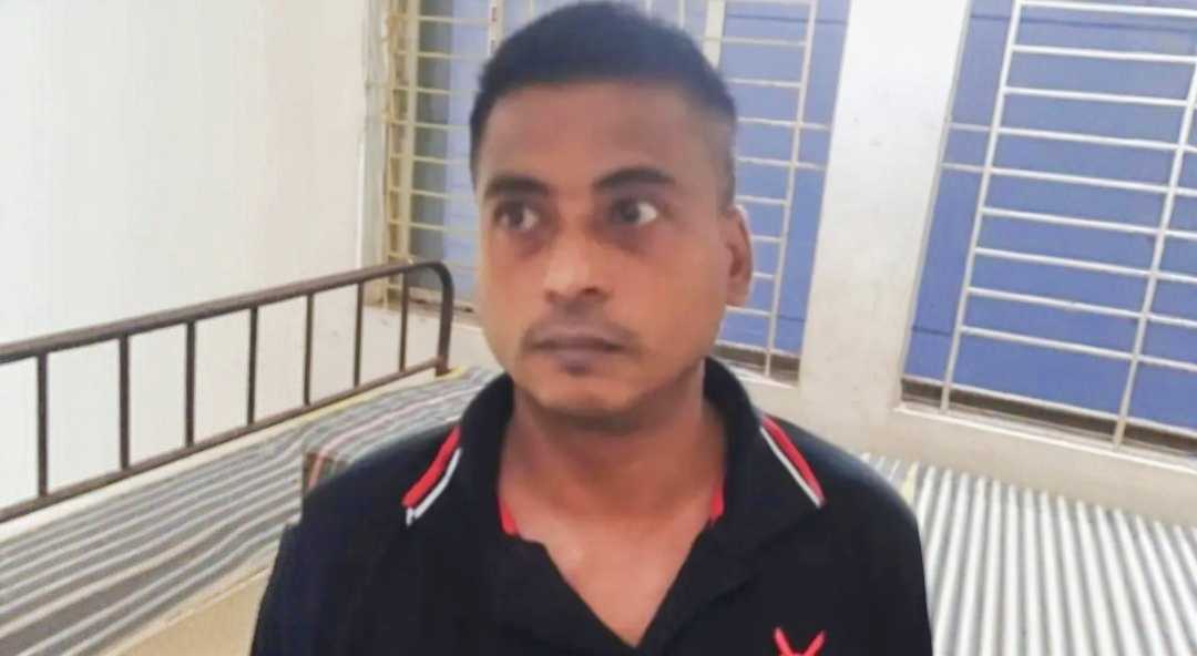 ইন্টারনেটের এমবি নিয়ে ঝগড়া, স্ত্রীকে কুপিয়ে হত্যা করে থানায় স্বামী