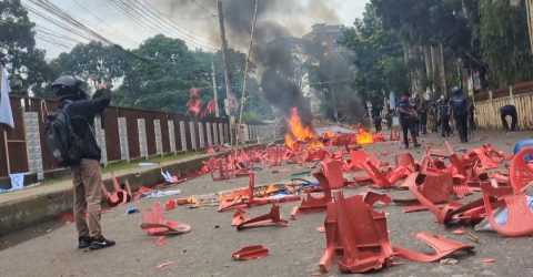গোপালগঞ্জের আ. লীগের হামলায় বিপর্যস্ত এনসিপি, পুলিশ সুপারের কার্যালয়ে আশ্রয় নিলেন নেতারা