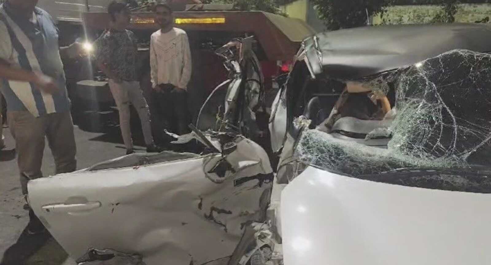বিয়ের গাড়ি সজোরে ধাক্কা দিলো কলেজের দেয়ালে, বরসহ নিহত ৮