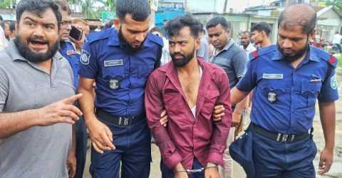 কুকুরের সঙ্গে ধাক্কা, সড়কে ছিটকে পড়ল ৬ কেজি গাঁজা