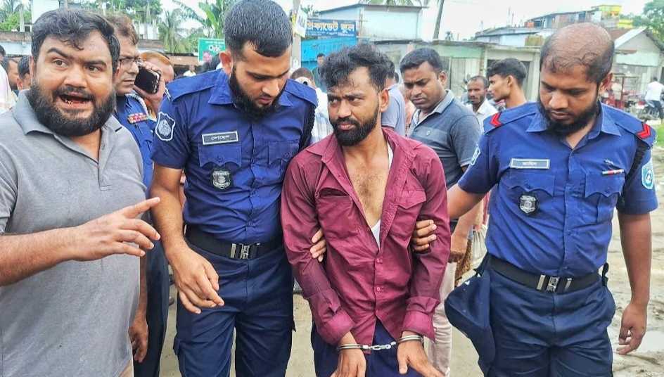 কুকুরের সঙ্গে ধাক্কা, সড়কে ছিটকে পড়ল ৬ কেজি গাঁজা