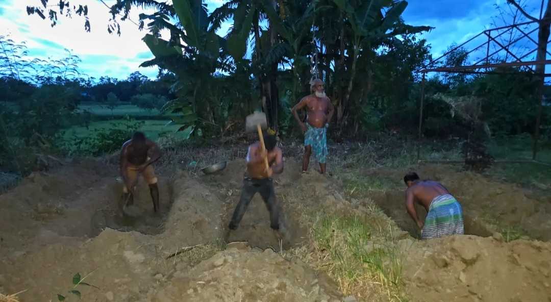 পুরুষশূন্য গ্রাম, কবর খুঁড়লো গ্রাম পুলিশ, তীব্র আতঙ্ক পুরো এলাকা জুড়ে 