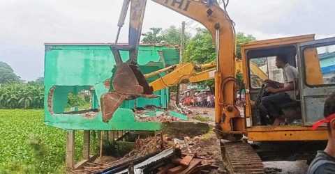 কাশিয়ানীতে পানি উন্নয়ন বোর্ডের জমি থেকে ৩৩টি অবৈধ স্থাপনা উচ্ছেদ