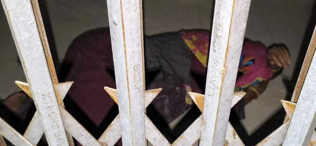 ঋণগ্রহীতাকে অন্ধকারে তালাবদ্ধ করে রাখলেন বিআরডিবির মাঠকর্মী