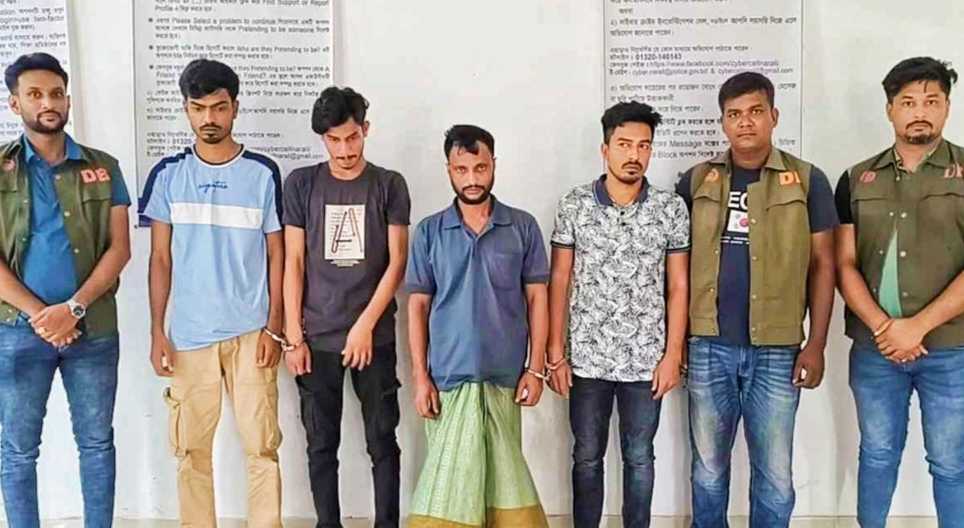 নড়াইলে অনলাইন প্রতারণা: রাজকীয় জীবনযাপন, দুই ভাইসহ গ্রেফতার ৪