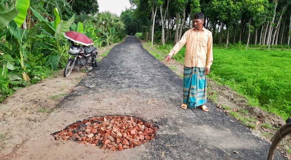 নিম্নমানের নির্মাণে ২৭ দিনেই ফাটল কোটি টাকার রাস্তায়