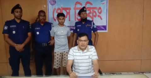লোহাগড়ায় দুর্ধর্ষ ডাকাত গ্রেফতার: ডাকাতি করে নেওয়া  স্বর্ণালঙ্কার উদ্ধার