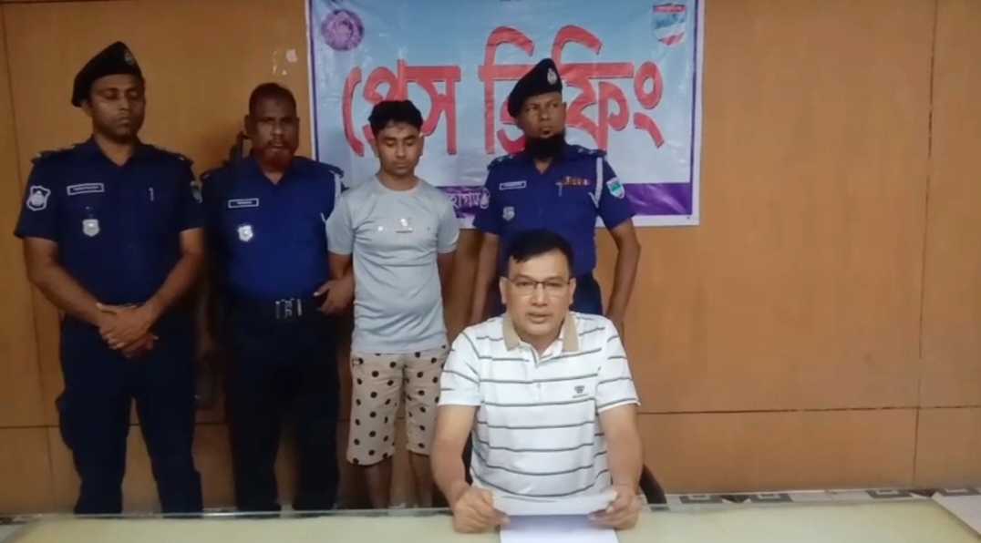 লোহাগড়ায় দুর্ধর্ষ ডাকাত গ্রেফতার: ডাকাতি করে নেওয়া  স্বর্ণালঙ্কার উদ্ধার