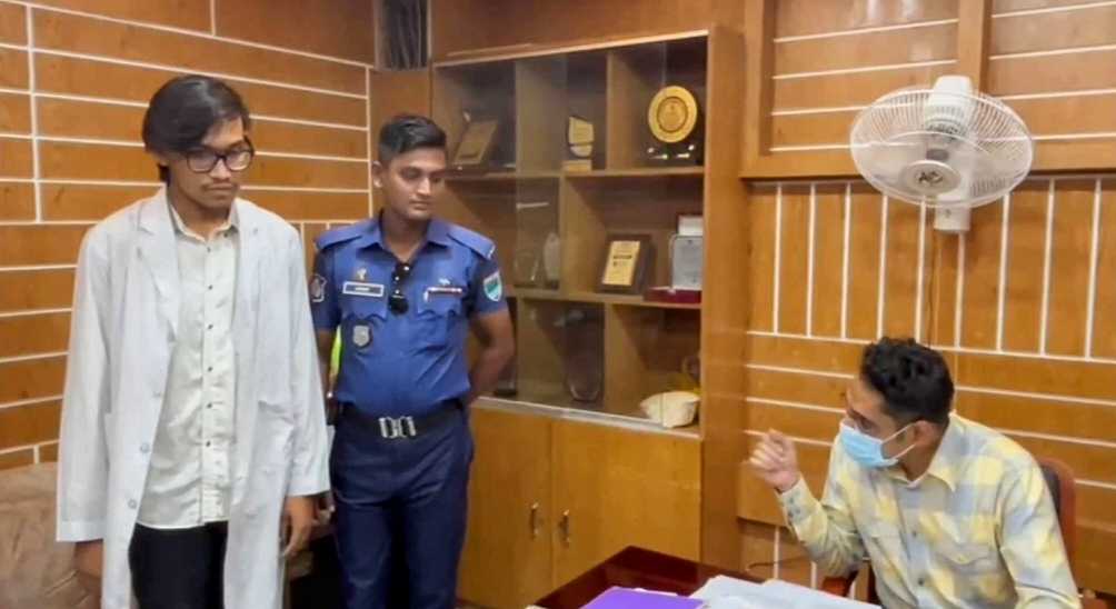 যশোর জেনারেল হাসপাতালে ভুয়া চিকিৎসক আটক